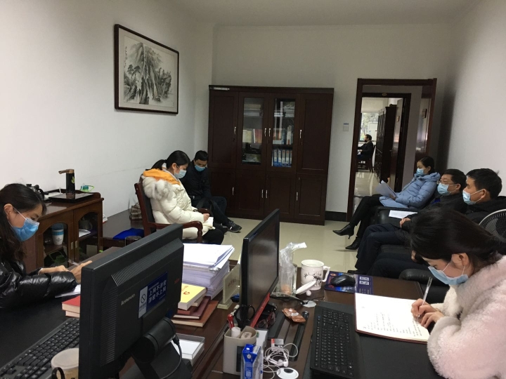 杨校长在科研处参加讨论会.jpg